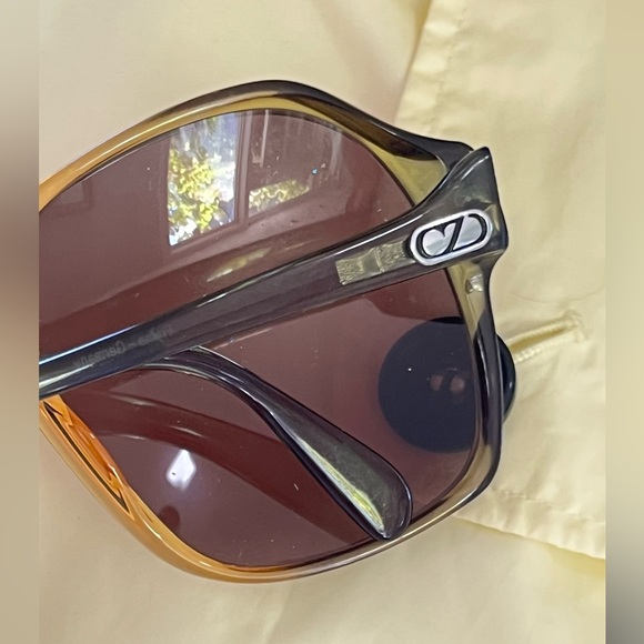 Chic Green Sunglasses - Picture 8 of 8